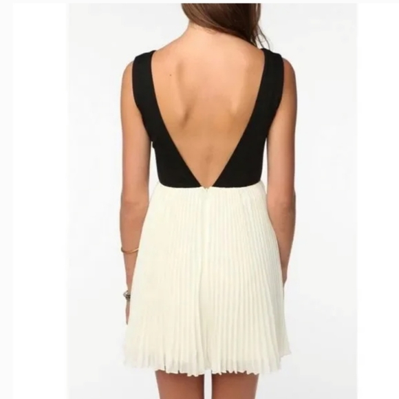 KNT pleated mini dress - Picture 2 of 5